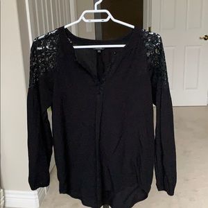 RW&Co Blouse with laced shoulders